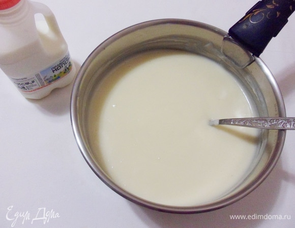 Оставшееся молоко налить в кастрюлю с толстым дном и довести на огне до горячего состояния. Непрерывно помешивая, влить в молоко желтковую массу.