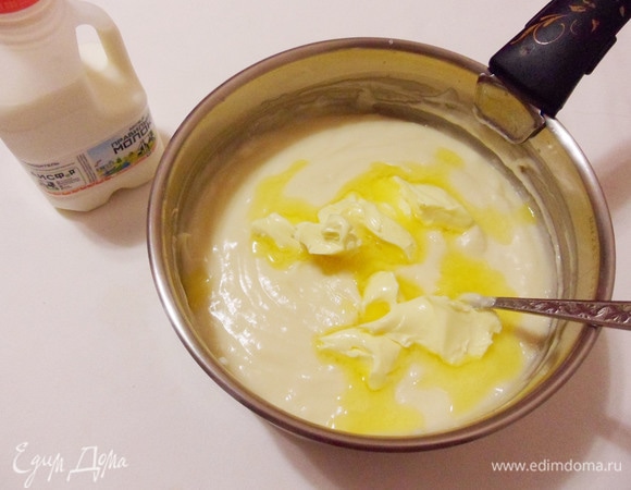 Варить крем на среднем огне при непрерывном помешивании около 10 минут до загустения. Затем остудить крем в течение 20 минут, добавить кусочки сливочного масла и хорошо размешать.