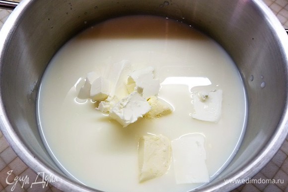 Приготовим крем. В кастрюлю наливаем молоко (400 мл), добавляем сахар и сливочное масло. Ставим смесь на огонь и доводим до кипения, постоянно помешивая.