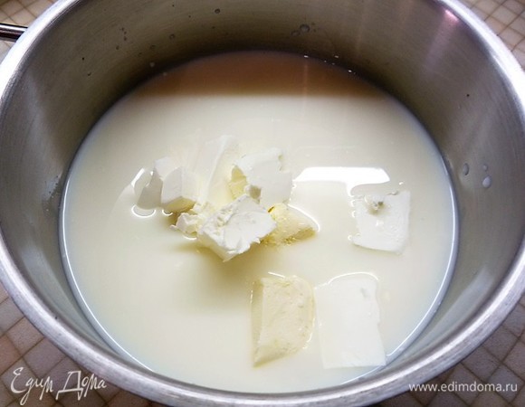 Приготовим крем. В кастрюлю наливаем молоко (400 мл), добавляем сахар и сливочное масло. Ставим смесь на огонь и доводим до кипения, постоянно помешивая.