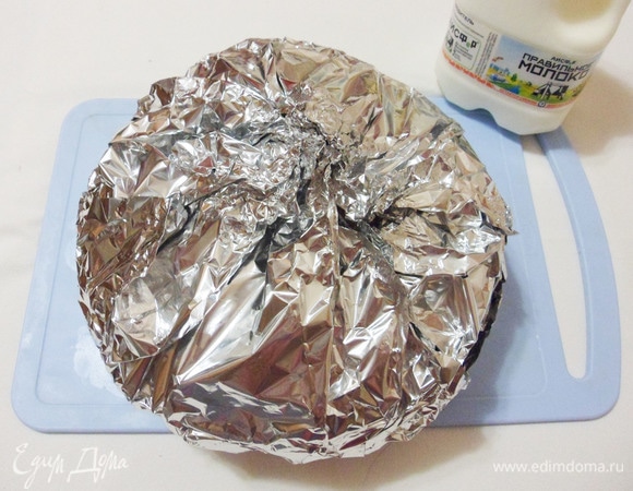 Завернуть торт в фольгу и поставить в холодильник для пропитки. Хорошо бы выдержать торт сутки, тогда он будет очень нежным и пропитанным.