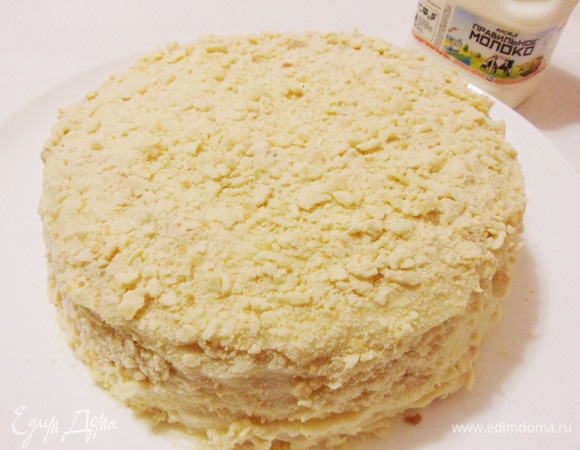 Затем торт развернуть, убрать фольгу, обмазать бока оставшимся кремом и посыпать крошкой.