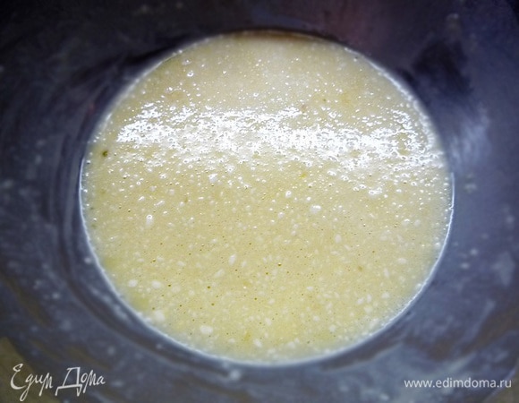В другой чашке смешиваем оставшееся молоко (100 мл) с яйцами, добавляем муку, ванилин, перемешиваем.
