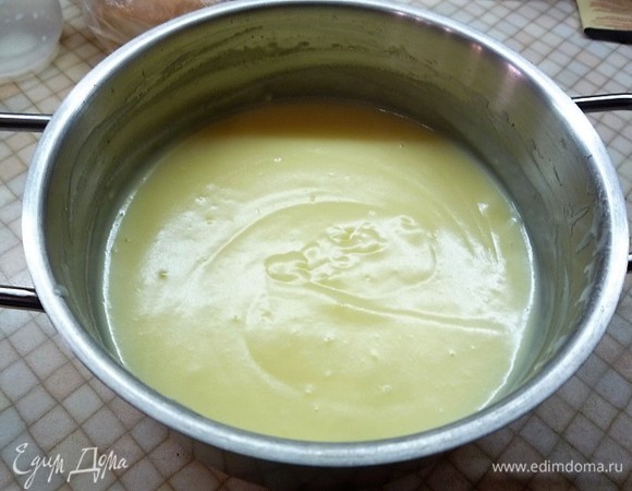 Вливаем мучную смесь в кипящее молоко и варим на медленном огне, постоянно помешивая венчиком, до загустения. Крем не должен кипеть. Готовый крем немного остужаем, добавляем бренди, перемешиваем. Накрываем пищевой пленкой в контакт с кремом и убираем в сторону.