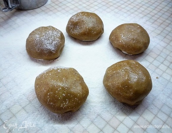 Достаем тесто из холодильника, делим на пять частей.