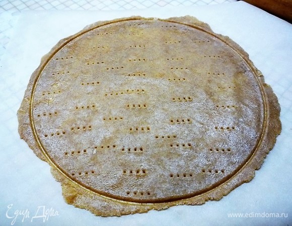 Каждую часть раскатываем в тонкий круг (я использовала круг от разъемной формы диаметром 24 см), накалываем вилкой и выпекаем в заранее разогретой духовке при температуре 180°C в течение 7–10 минут.