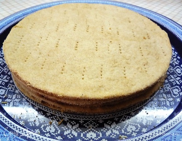 Даем коржам остыть, выравниваем края, обрезки от коржей просто ломаем руками в среднюю крошку.