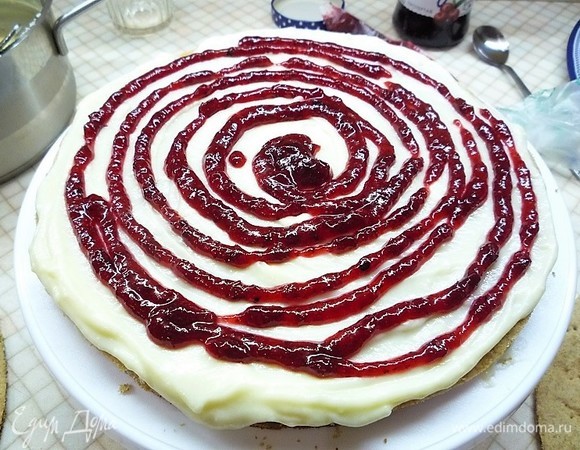 Поверх коржа распределяем крем и поверх крема выкладываем клюкву, протертую с сахаром (можно использовать клюквенное варенье или джем), затем — опять корж, поверх коржа — крем, и опять — клюква. Клюква должна быть распределена поверх крема в двух слоях на ваше усмотрение.