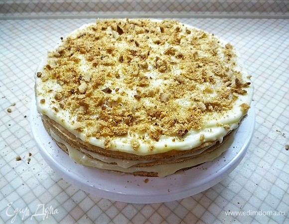 Верхний корж смазываем кремом и посыпаем оставшейся от коржей крошкой. Убираем торт в холодильник на ночь.