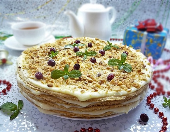 Украшаем ягодами клюквы, листиками мяты, посыпаем немножко сахарной пудрой и подаем к чаю.