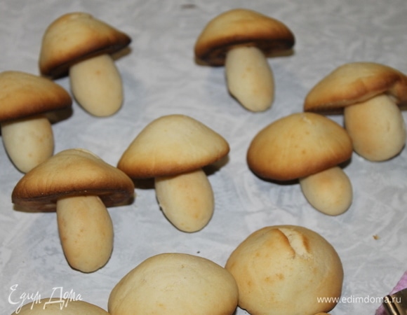 Подберите к шляпкам ножки, разложите их на столе и приготовьте сахарную глазурь.