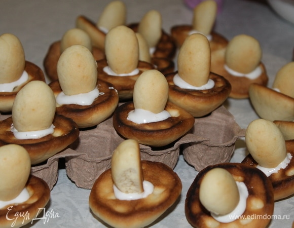 В лунку, которую вы сделали в шляпке, выдавите из кондитерского мешка немного глазури и вставьте ножку. Оставьте грибочки на столе на 15 минут, чтобы схватилась глазурь.