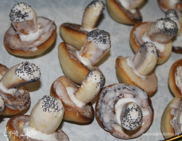 Следуюшим шагом задекорируем ножки грибов. Отложите столовую ложку глазури, добавьте немного воды (1–2 ч. л.), чтобы она стала менее густой и ее можно было кисточкой нанести на ножку и донышко шляпки. Задекорируйте ножки и шляшки, потом на край ножки нанесите более густую глазурь и посыпьте маком.