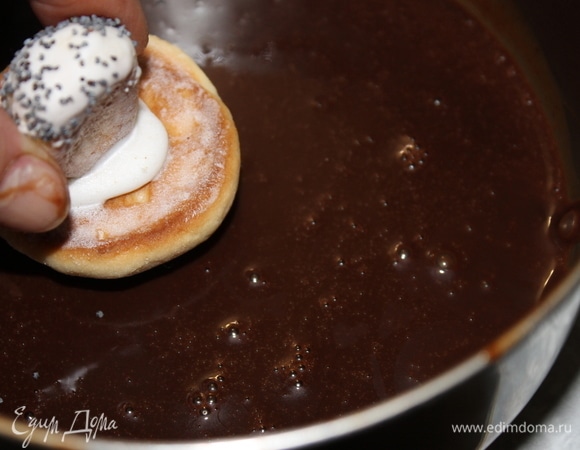 Растопите на водяной бане шоколад и нанесите его на шляпки. Я декорировала шоколадной зеркальной глазурью, которая у меня осталась от новогоднего торта. Зеркальную глазурь я использовала впервые, и результат мне понравился больше. Глянец на шляпках сделал их наряднее.