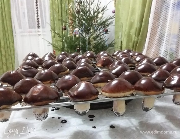 Чтобы ваши грибочки не потеряли вид после глазировки шляпок, возьмите решетку из духовки, подставьте под нее кольцо от разъемной формы и раскладывайте заглазированное печенье на решетке. Если вы будете использовать зеркальную глазурь, то оставьте печенье на решетке до утра, чтобы глазурь хорошо подсохла и не липла к рукам.