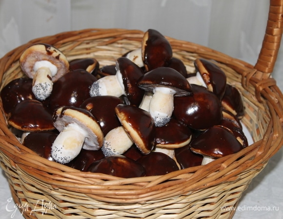 Сложите грибочки в корзину, добавьте мандарины, конфеты и ждите гостей с колядками и кутьей.