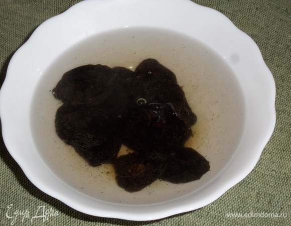 Чернослив промываем и заливаем кипящей водой. Оставляем на 2–3 минуты. Затем воду сливаем.