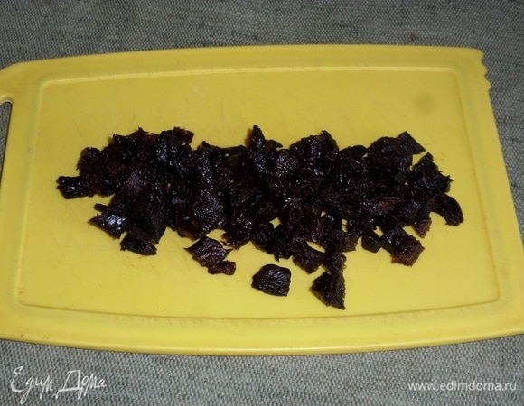 Затем чернослив обсушиваем с помощью салфетки и нарезаем кубиком.