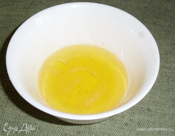 Мед чуть подогреваем, чтобы был жидким.