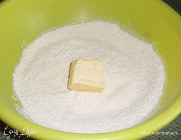 В чашку к сухим ингредиентам добавляем охлажденное сливочное масло. Быстро соединяем ингредиенты до состояния крошки.