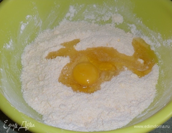 В чашку к тесту-крошке добавляем яйцо и мед.