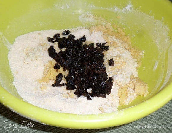Затем добавляем нарезанный чернослив.