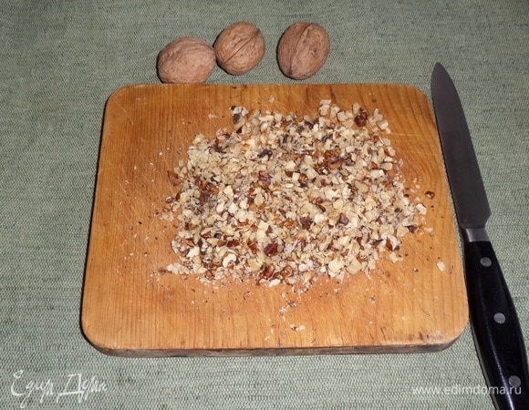Измельчаем орехи.