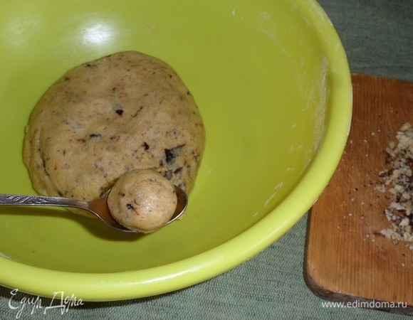 Чайной ложкой отделяем небольшие кусочки теста. Придаем им форму шара.