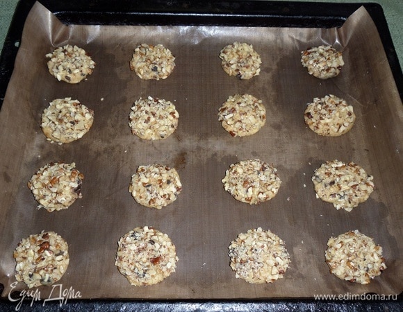 Выкладываем лепешки ореховой стороной вверх на противень, застеленный пергаментом.