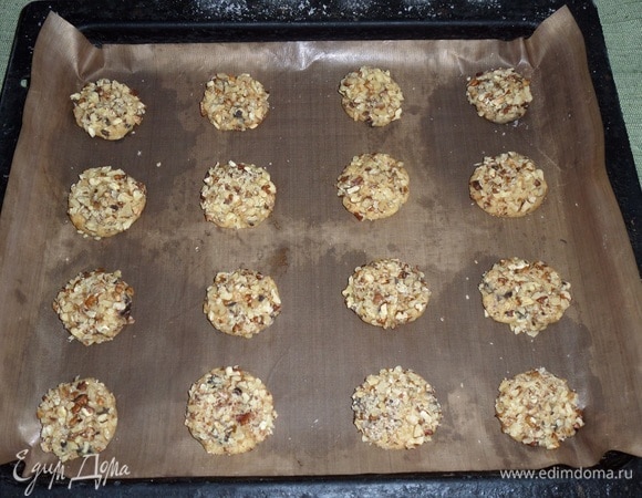 Противень помещаем в морозильную камеру на 15 минут. Затем противень вынимаем из камеры.