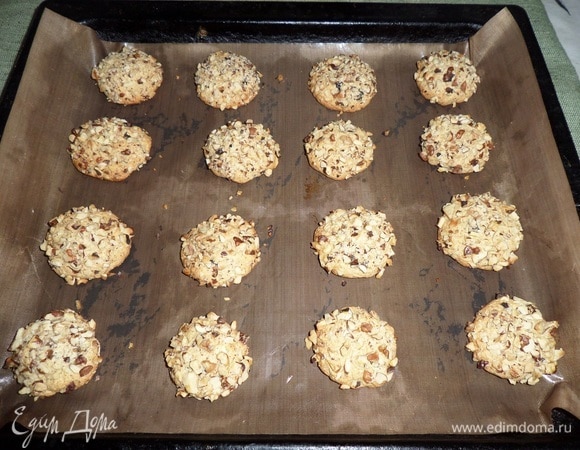 Помещаем противень в разогретую духовку. Выпекаем печенье 10–15 минут при 180°C.