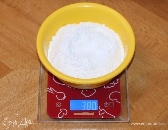 Просеиваем 380 г муки.