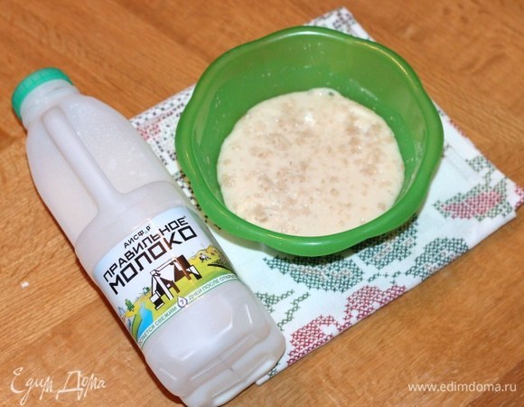 Приготовим опару. 4 г дрожжей (1 ч. л.) смешиваем с 15 г муки (1 ст. л.) и просеиваем. Добавить сахар (1 ст. л.) и перемешать. В 60 мл теплого ПравильногоМолока АО АИСФеР вмешать сухую смесь. Плохо растворяется — перемешайте венчиком еще раз через 5 минут. Ставим миску с опарой в теплое место для образования пенной шапочки.