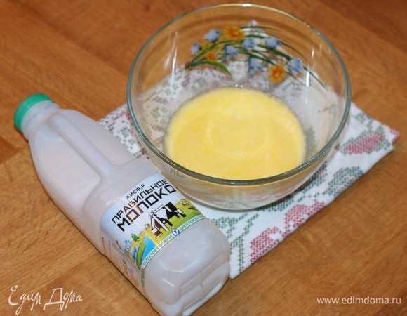 Добавляем к маслу молоко (190 мл), ванильный сахар (1 пакетик), соль (0,5 ч. л.), растительное масло (25 мл) и опару (в последнюю очередь), взбиваем венчиком до однородности.