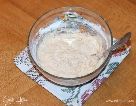 Вымешиваем тесто вначале в миске, а затем — на столе.