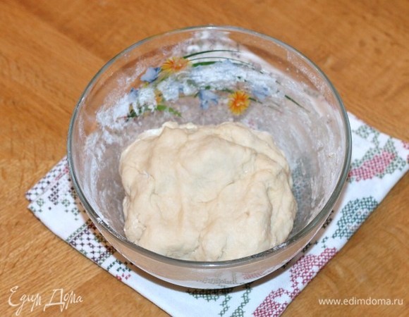 Лишнюю муку не добавляем. На фото видно «корявенькое» тесто, уже добавлены все остатки муки. Затем вымешиваем тесто на столе до тех пор (примерно 3–5 минут), пока оно не станет мягким, гладким и не будет липнуть к рукам.