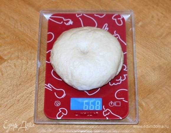 Лучший способ проверить тесто — это примять середину пальцем. Вмятина должна немного разгладиться. Собираем тесто в ком. Вес моего теста — примерно 670 г.