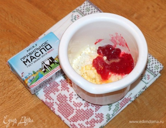 Приготовим кремовую начинку для булочек. Творог (230 г) смешиваем с джемом (1 ст. л., без косточек). Добавляем мягкое сливочное масло (25 г), сахар (1 ст. л.), ванильный сахар (1 пакетик, 8 г) и маленький яичный белок, перемешиваем ложкой.