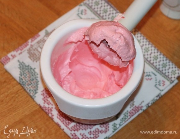 Затем взбиваем творожную смесь блендером до однородности крема. Масса густая. Если жидкая, вмешайте 1 ст. л. просеянной муки. Этого крема должно хватить на начинку и на украшение булочек (полоски). На украшение хватает 4–5 ст. л.