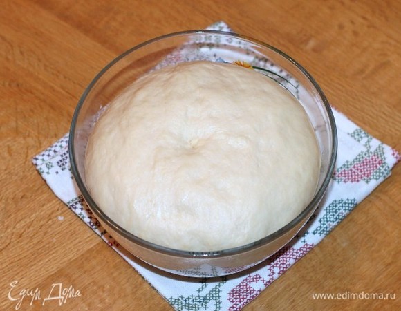 Подошедшее тесто обминаем и даем ему минут 30 под пленкой подняться.