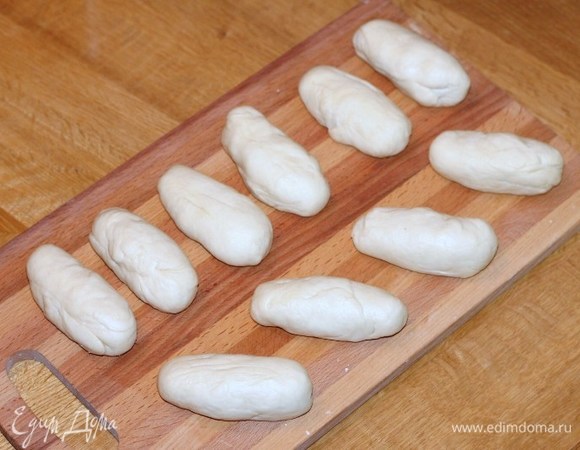 Делим тесто на 10 частей и скатываем в небольшие валики.