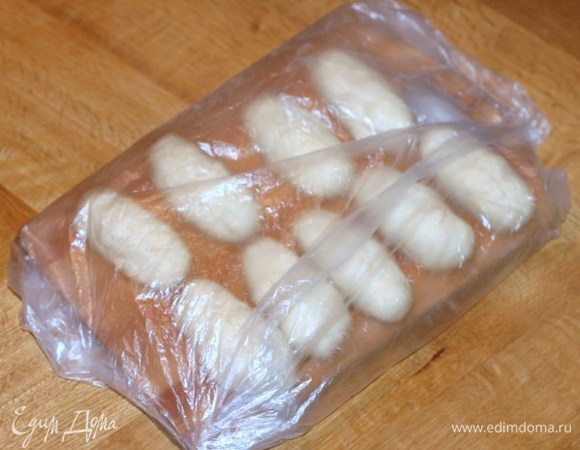 Закрываем заготовки теста прозрачным пакетом, чтобы не обветрилось.