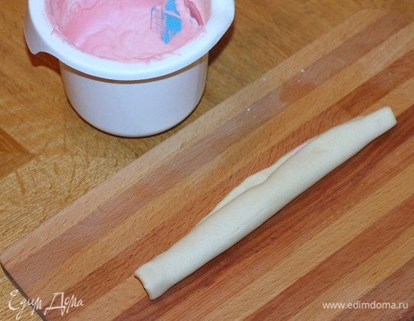 Скататываем лепешку с кремом в рулет (длина — 22 см). С остальными заготовками теста поступаем так же (от шага 15–16). Оставшийся крем выкладываем в корнетик или в маленький прозрачный пакетик.