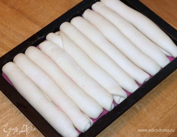 Я обычно включаю духовку на 40°C и ставлю противень минут на 20.