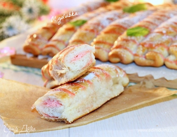 На тесто у меня ушло ровно 380 г муки и плюс 1 ст. л. — на посыпку при раскатке лепешек. Если будут вопросы, задавайте, обязательно отвечу. Продукты для теста взвешиваем на весах. Вес в ложках и в стаканах указан приблизительно, поэтому, если хотите, чтобы выпечка получилась, взвешивайте на весах. Крем можно готовить по вкусу, то есть 1 ст. л. джема заменить на 1 ст. л. сахара или добавить больше сахара.