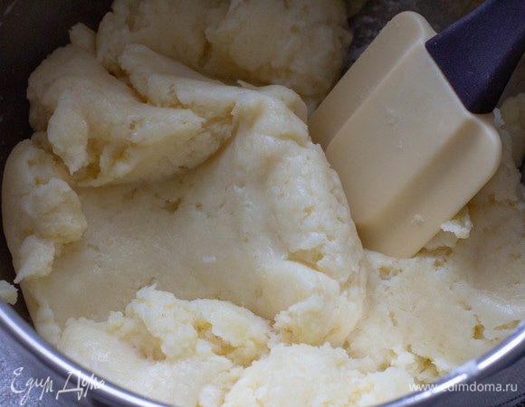 Всыпать просеянную муку и быстро (!), тщательно вымесить тесто до полной однородности.