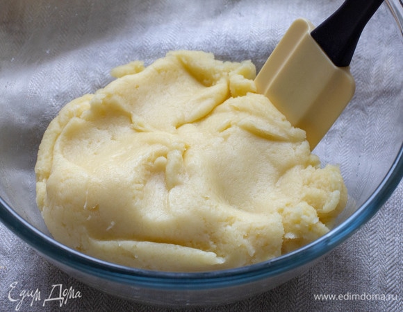 Вернуть на огонь и варить еще 2–3 минуты до гладкого однородного шара, отстающего ото дна стенок, и легкой тонкой корочки теста на дне. Все это время энергично мешать тесто силиконовой лопаткой. Снять с огня, переложить в чашу для взбивания и остудить до теплого состояния (хотя бы до 60°C).