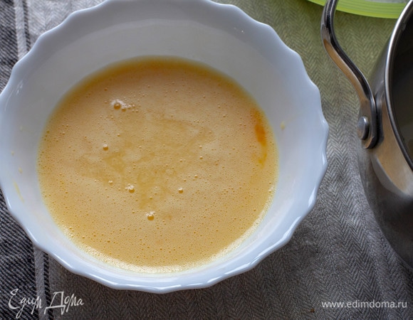 В отдельной миске яйца процедить через сито и хорошо перемешать (не взбивать).
