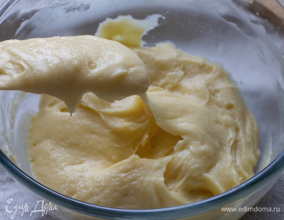 Яйца вводить в тесто постепенно, каждый раз вымешивая (или взбивая миксером) предыдущее очень тщательно. Тесто должно быть гладким, блестящим и стекать лентой с насадки миксера. Возможно, понадобятся не все яйца, по консистенции тесто должно быть таким, чтобы его без усилий можно было отсадить из мешка, но чтобы изделия держали форму и не растекались.