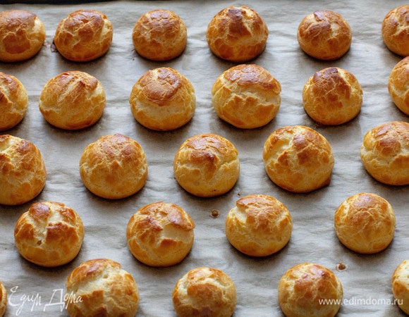 Поставить профитроли в разогретую до 260°C духовку и сразу ее выключить. Через 10 минут снова включить духовку на 170°C и выпекать до готовности примерно 30 минут. Не стремитесь достать профитроли из духовки раньше времени, опасаясь, что они подгорят. Готовые изделия должны быть очень румяные и сухие. Потом, начиненные кремом, они станут нежными и мягкими.